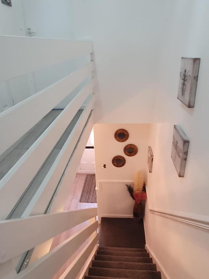 Bv Luxury Spacious 3 Bedroom House At Isaac Close Манчестер Екстер'єр фото
