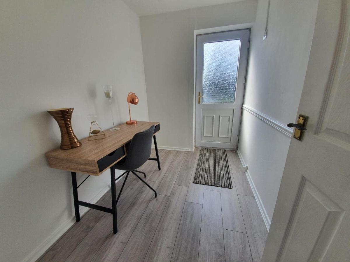 Bv Luxury Spacious 3 Bedroom House At Isaac Close Манчестер Екстер'єр фото