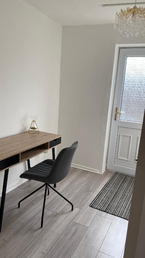Bv Luxury Spacious 3 Bedroom House At Isaac Close Манчестер Екстер'єр фото