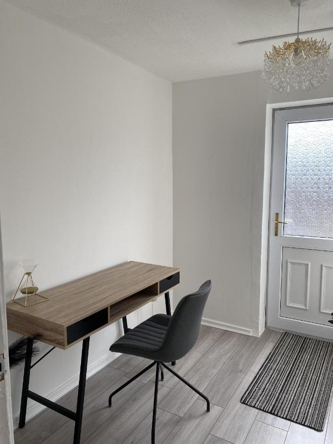 Bv Luxury Spacious 3 Bedroom House At Isaac Close Манчестер Екстер'єр фото