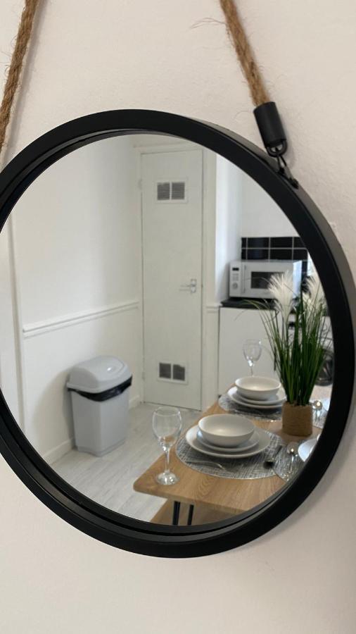 Bv Luxury Spacious 3 Bedroom House At Isaac Close Манчестер Екстер'єр фото